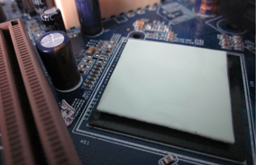 背膠和玻纖增強(qiáng)對(duì)散熱矽膠墊片的導(dǎo)熱性能有什么影響？